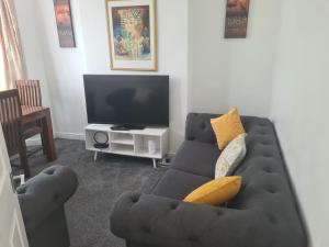 L & J ESCAPES-4 BEDROOMs SUITABLE FOR CONTRACTORS AND FAMILIES- LARGE PRIVATE PARKING-10 MINUTES TO M6 JUNCTION 9