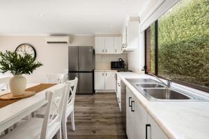 Summery 3BR Home by Mel Airport, CBD & Watergardens