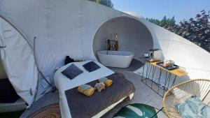 Tentes de luxe Ecolieu B & Bubble Drincham by BubbleTree BBT SARL : photos des chambres