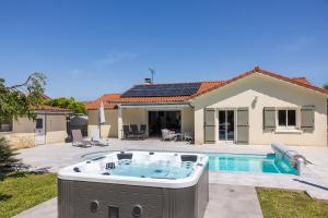 Villa avec Piscine, Jacuzzi et Sauna Privé dans les Dombes