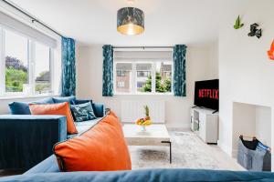 Cosy 2BR Cottage With Free Parking