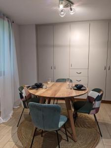 Aux Fleurs des Champs - Appartement avec Terrasse, Parking et Piscine