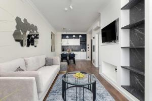 Klimatyzowany Apartament w Mielnie z Parkingiem Blisko Plaży i Jeziora by Noclegi Renters