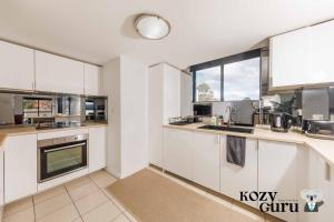 KozyGuru | Homebush West | Modern 2R Apt + Parking