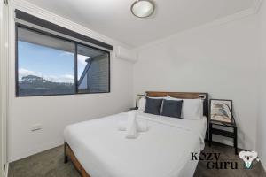 KozyGuru | Homebush West | Modern 2R Apt + Parking