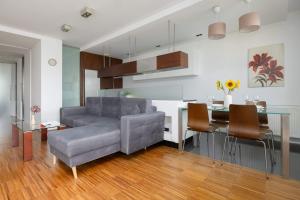 Air-conditioned Apartment near Łazienki Park with Parking by Noclegi Renters