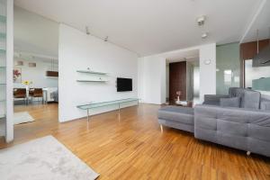 Air-conditioned Apartment near Łazienki Park with Parking by Noclegi Renters