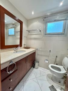 Luxury 5BR Villa with Sea View & Garden in Einbay