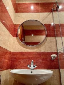 Luxury 5BR Villa with Sea View & Garden in Einbay