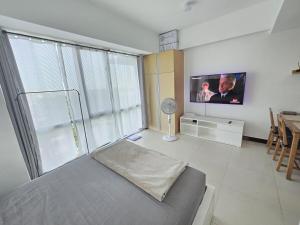 Cozy Corner Studio in McKinley Walk to Venice Mall