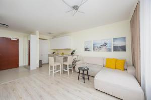 Bright Apartment with Parking In the Center of Warsaw by Noclegi Renters
