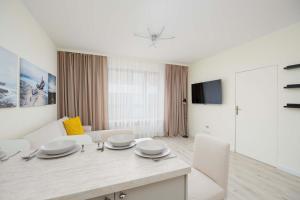 Bright Apartment with Parking In the Center of Warsaw by Noclegi Renters