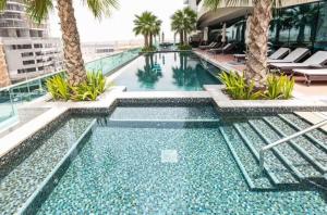 Downtown 1BR - 5 minutes to mall - panoramic pool