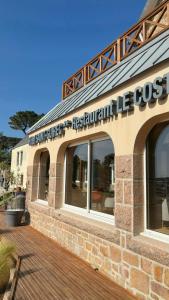 Hotels Logis Hotel Saint Guirec Et De La Plage : photos des chambres