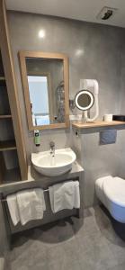 Hotels Logis Hotel Saint Guirec Et De La Plage : photos des chambres