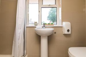 Hazel House Spacious 3BR, Crawley, Parking, WiFi, Contractor Friendly, temporary relocations, business travellers