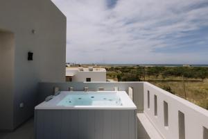 Naxos Finest Villa with Private Pool and Hot Tub at MIKRI VIGLA, Naxos