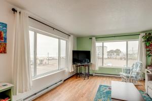 Rockaway Beach Apt with Ocean Views Steps to Shore