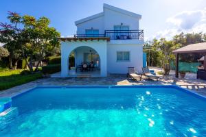 Sun Beach Villa Tria