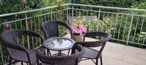 Przytulny Apartament z Parkingiem na przedmieściach Wrocławia by Noclegi Renters