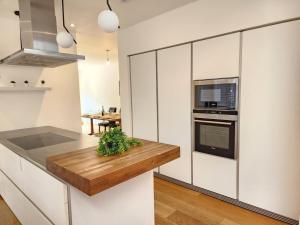 3Bedroom Modern house, Free Parkings, WiFi, Spacious, Near JR hospital and centre