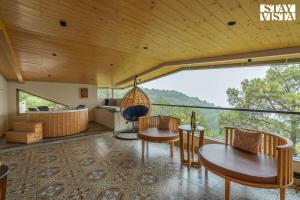 StayVista at The Ever House with Bonfire, Jacuzzi, Bathtub