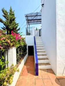 Charming Holiday Home with Pool and Sea View