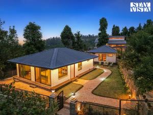 StayVista at Cujos Haus with Heated Floor, Bonfire, WiFi, BBQ