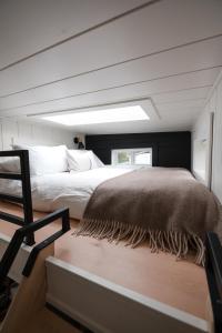 The Loft - Stargazing Tiny Home with Firepit, Wood Fired Pizza Oven & Movie Projector