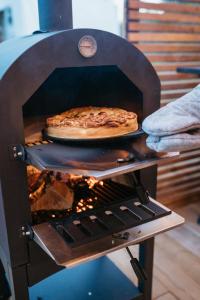 The Loft - Stargazing Tiny Home with Firepit, Wood Fired Pizza Oven & Movie Projector