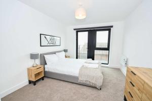 Bright & Spacious 2 Bed Apartment in Liverpool