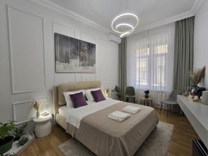 Central Luxury House with Private Garden & Parking