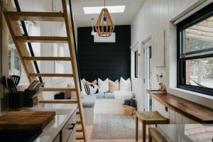 The Loft - Stargazing Tiny Home with Firepit, Wood Fired Pizza Oven & Movie Projector