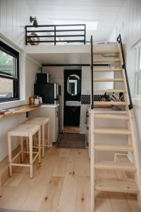 The Loft - Stargazing Tiny Home with Firepit, Wood Fired Pizza Oven & Movie Projector
