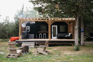 The Loft - Stargazing Tiny Home with Firepit, Wood Fired Pizza Oven & Movie Projector