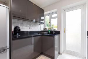 West Green House Spacious 3BR,Wifi,Paid Parking, Next to Crawley Hospital,Close to Gatwick Airport, Contractors, temporary relocations