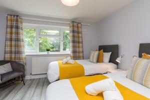 West Green House Spacious 3BR,Wifi,Paid Parking, Next to Crawley Hospital,Close to Gatwick Airport, Contractors, temporary relocations