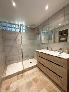 Comfortable and bright renovated 4-room apartment 5 downtown