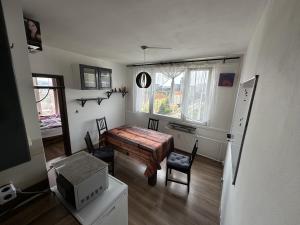 Private rooms, stunning city views, top-floor with balcony, bathtub, Internet, coffee