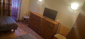 Charming 2-bed Apartment with AC, 5 Mins from Beach