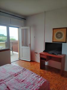 Apartment Tome - room with bathroom and separate kitchen