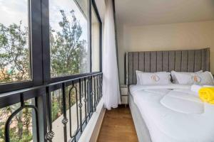 Elegantly furnished studio with swimming pool ,gym and city breathtaking views