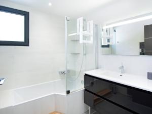 Villa Contemporaine avec Piscine et Climatisation à St Aygulf - FR-1-768-113