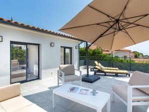 Villa Contemporaine avec Piscine et Climatisation à St Aygulf - FR-1-768-113