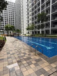 1 BR with balcony near MOA, SMX