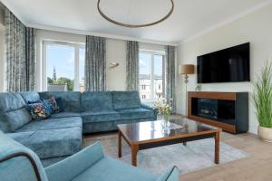 Luxury Apartment with Three Bedrooms Air Conditioning and Parking by Noclegi Renters