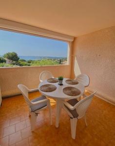 Lovely studio with sea view