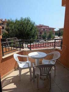 SUNNY Star Dreams CONDO w PRIME LOCATION, POOL, SEA VIEW