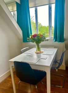 Stylish Flat in Queens Park with Private Parking, Central London Access