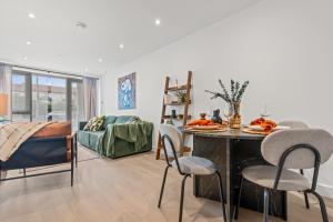 Luxury 2-Bed with Balcony